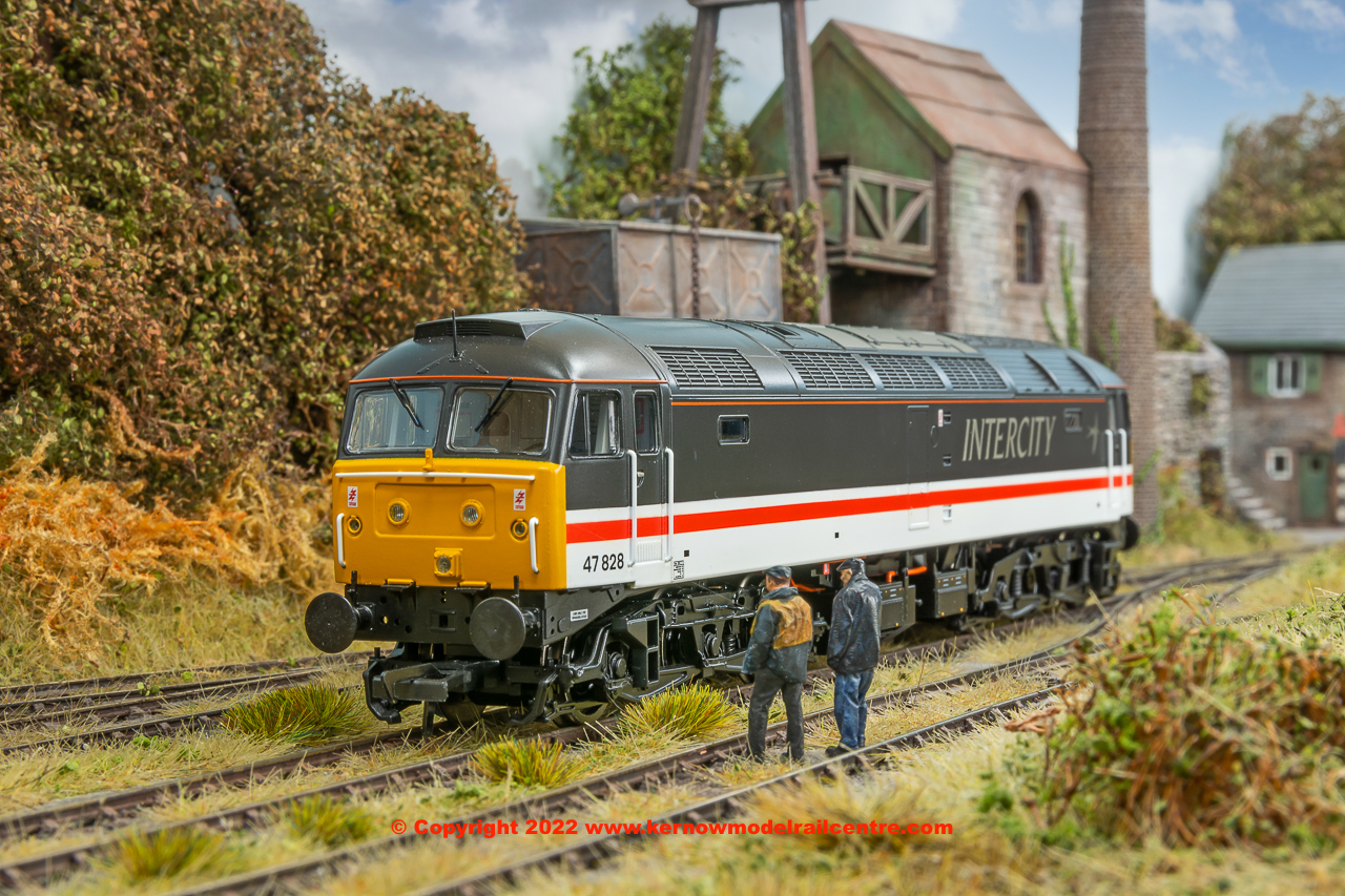 35-413 Bachmann Class 47/4 Diesel Locomotive number 47 828 in BR InterCity (Swallow) livery